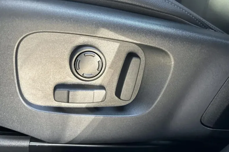 Land Rover Range Rover Velar din 2023 cu 6.500 km - oferta LAN188997 - foto 8