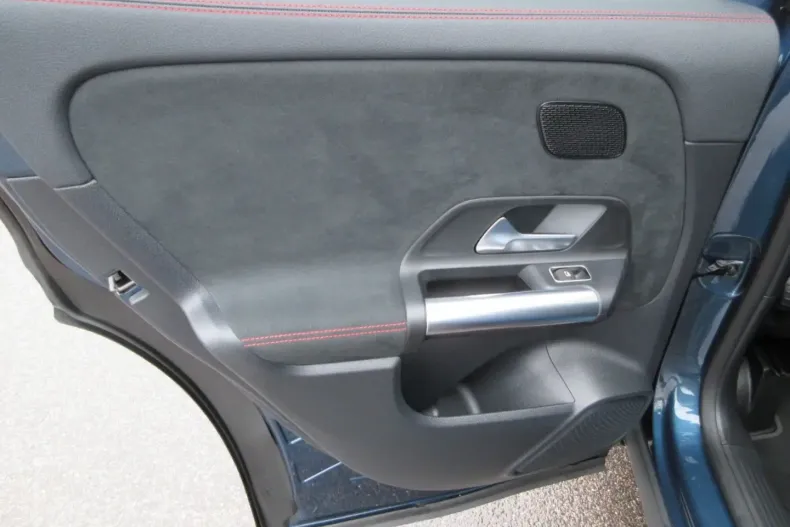 Mercedes-Benz GLA 200 (Clasa GLA) din 2022 cu 61.800 km - oferta MER189117 - foto 12