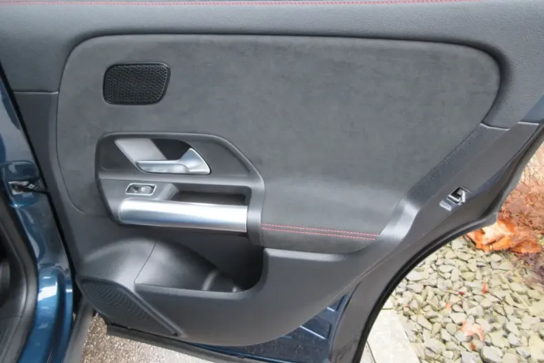 Mercedes-Benz GLA 200 (Clasa GLA) din 2022 cu 61.800 km - oferta MER189117 - foto 14