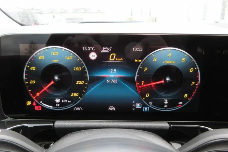 Mercedes-Benz GLA 200 (Clasa GLA) din 2022 cu 61.800 km - oferta MER189117 - foto 19