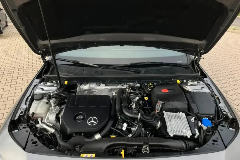 Mercedes-Benz CLA 180 (Clasa CLA) din 2024 cu 19.800 km - oferta MER189169 - foto 11