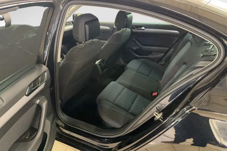 Volkswagen Passat din 2021 cu 69.596 km - oferta VOL189969 - foto 28