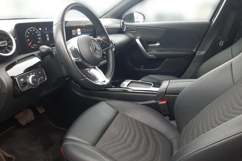 Mercedes-Benz A 200 (Clasa A) din 2024 cu 33.078 km - oferta MER190193 - foto 9