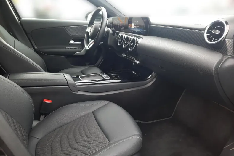 Mercedes-Benz A 200 (Clasa A) din 2024 cu 33.078 km - oferta MER190193 - foto 12