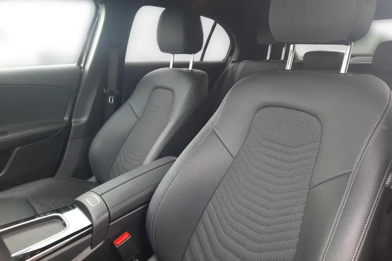 Mercedes-Benz A 200 (Clasa A) din 2024 cu 33.078 km - oferta MER190193 - foto 13