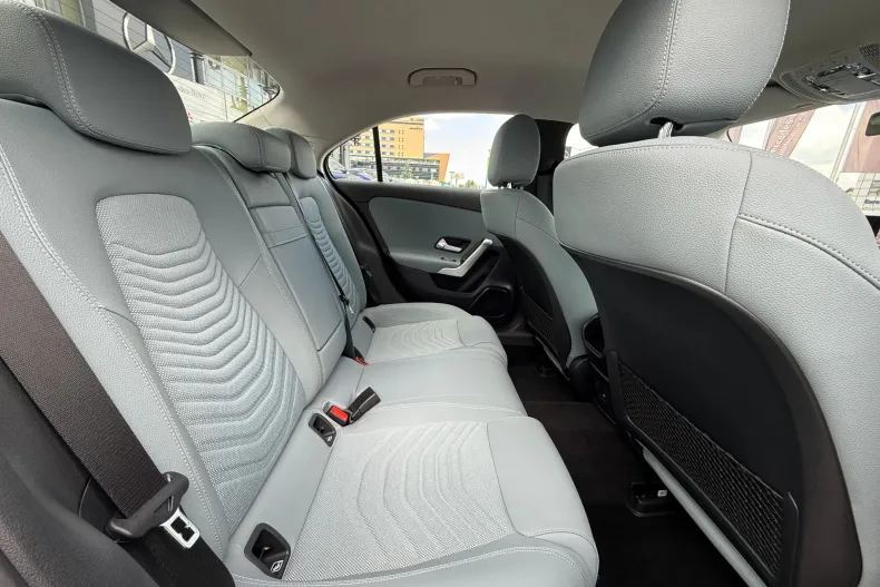 Mercedes-Benz A 220 (Clasa A) din 2024 cu 6.400 km - oferta MER190228 - foto 10