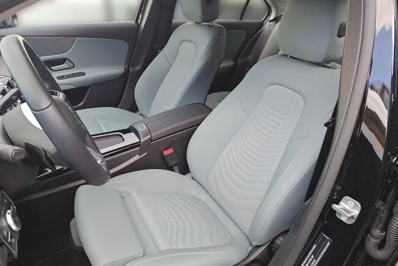 Mercedes-Benz A 220 (Clasa A) din 2024 cu 6.400 km - oferta MER190228 - foto 26