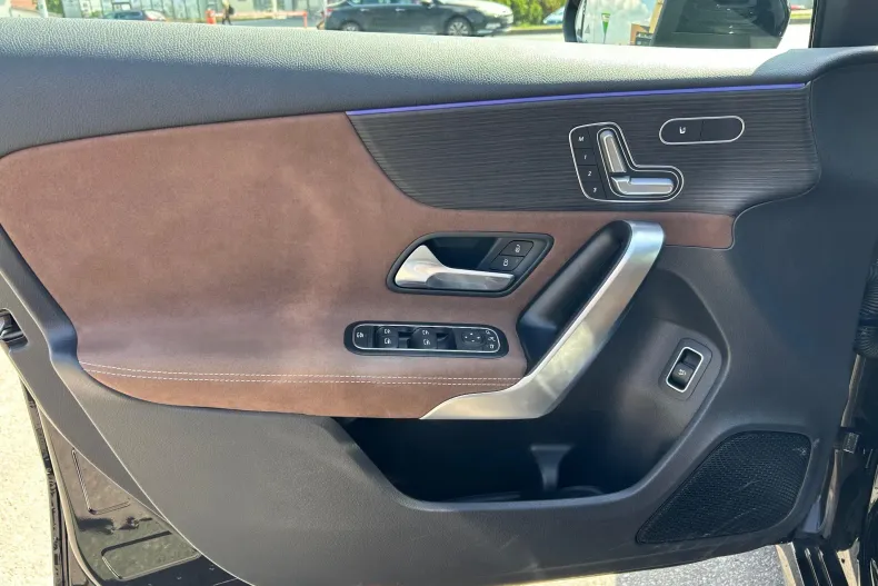 Mercedes-Benz A 200 (Clasa A) din 2024 cu 10.600 km - oferta MER190231 - foto 25