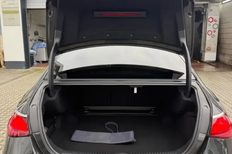 Mercedes-Benz E 220 (Clasa E) din 2025 cu 30.000 km - oferta MER191222 - foto 6