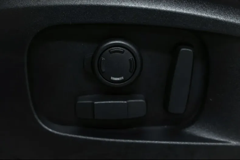 Land Rover Defender din 2024 cu 17.900 km - oferta LAN191340 - foto 21