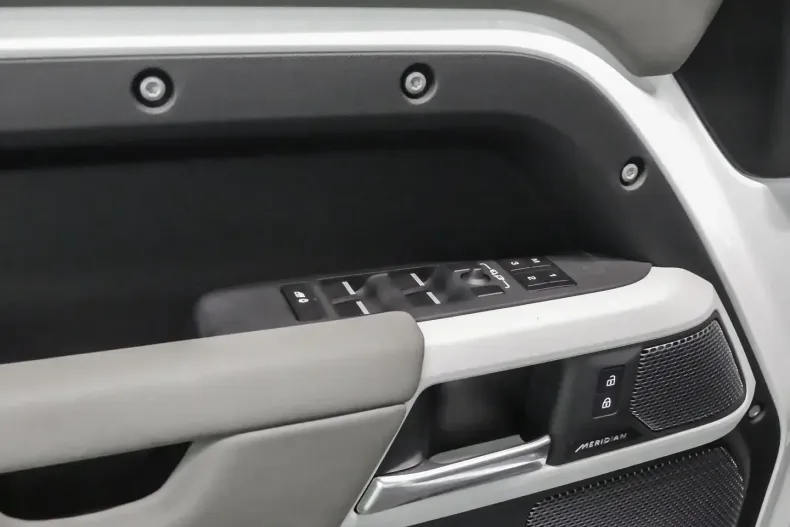 Land Rover Defender din 2023 cu 39.750 km - oferta LAN191341 - foto 16