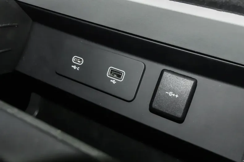 Land Rover Defender din 2023 cu 39.750 km - oferta LAN191341 - foto 17