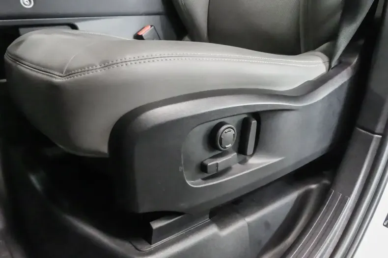 Land Rover Defender din 2023 cu 39.750 km - oferta LAN191341 - foto 18