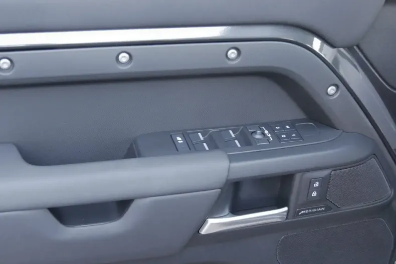 Land Rover Defender din 2024 cu 13.900 km - oferta LAN191343 - foto 12