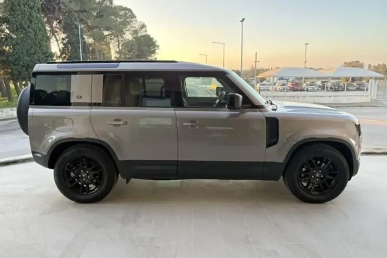 Land Rover Defender din 2023 cu 13.160 km - oferta LAN191344 - foto 4