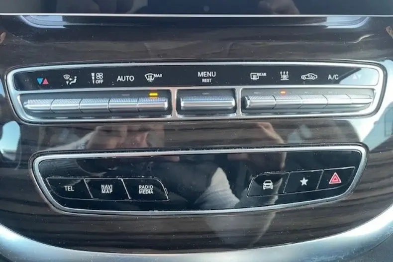 Mercedes-Benz V 300 (Clasa V) din 2023 cu 40.445 km - oferta MER191406 - foto 13