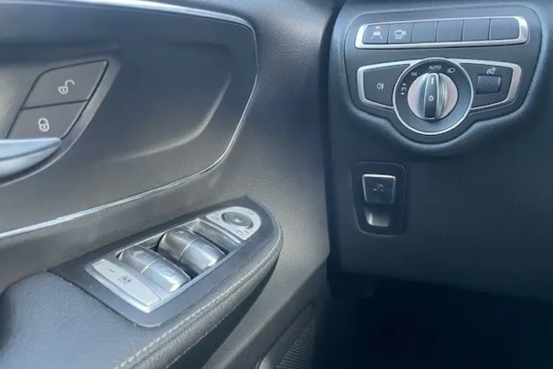 Mercedes-Benz V 300 (Clasa V) din 2023 cu 40.445 km - oferta MER191406 - foto 17