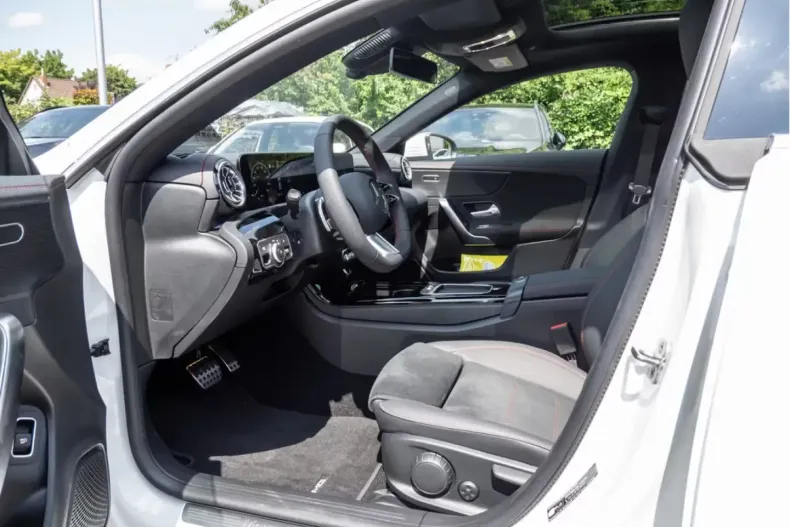 Mercedes-Benz CLA 220 (Clasa CLA) din 2025 cu 14.700 km - oferta MER191986 - foto 4