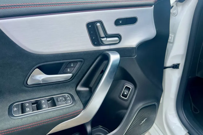 Mercedes-Benz CLA 250 (Clasa CLA) din 2023 cu 14.937 km - oferta MER192208 - foto 11