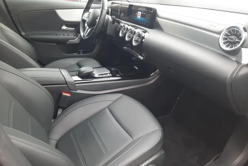 Mercedes-Benz CLA 200 (Clasa CLA) din 2023 cu 23.268 km - oferta MER192266 - foto 13