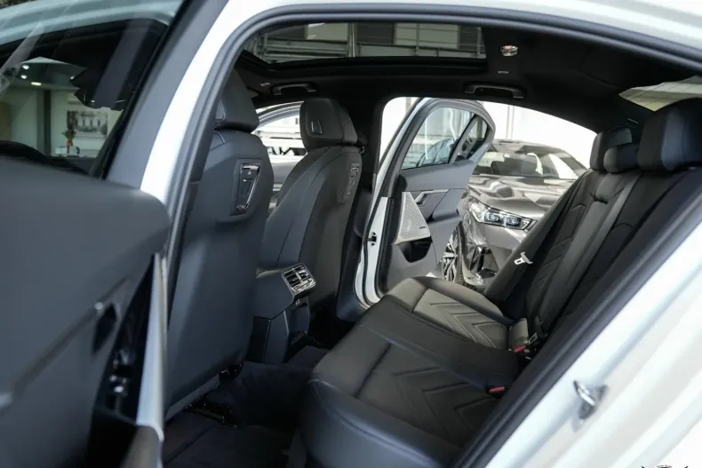 BMW 520i (Seria 5) din 2025 cu 4.512 km - oferta BMW192318 - foto 26