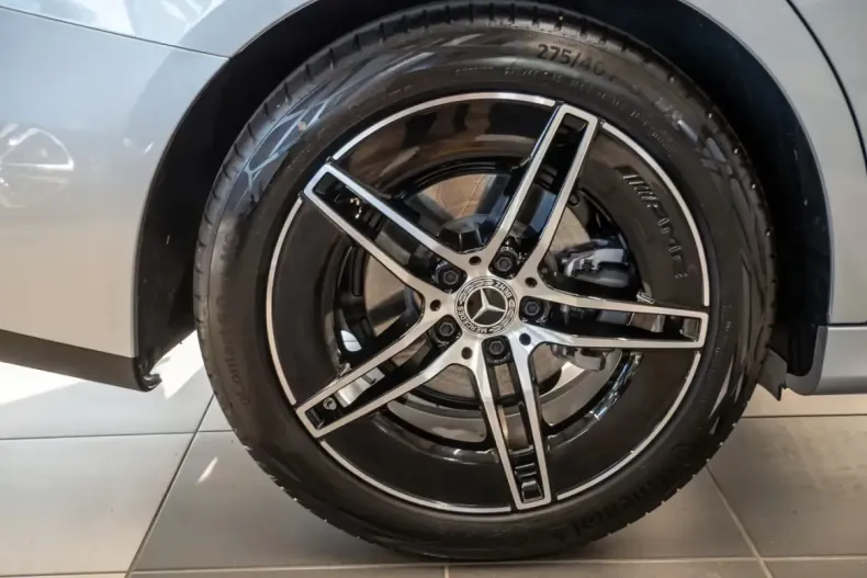 Mercedes-Benz E 220 (Clasa E) din 2025 cu 11.900 km - oferta MER192388 - foto 3