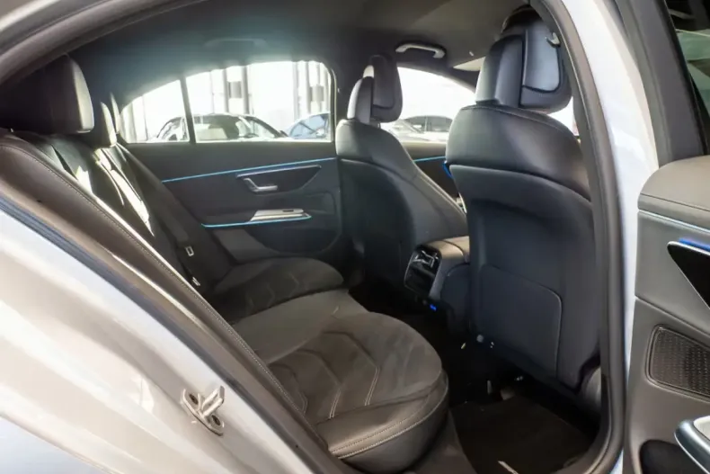 Mercedes-Benz E 220 (Clasa E) din 2025 cu 11.900 km - oferta MER192388 - foto 8