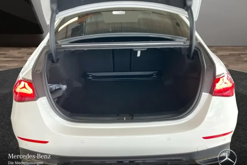 Mercedes-Benz E 220 (Clasa E) din 2025 cu 13.200 km - oferta MER192393 - foto 15