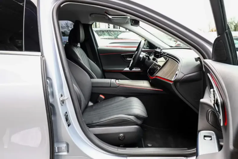 Mercedes-Benz E 200 (Clasa E) din 2024 cu 5.200 km - oferta MER192395 - foto 8