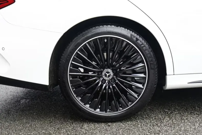 Mercedes-Benz E 200 (Clasa E) din 2025 cu 5.100 km - oferta MER192414 - foto 3