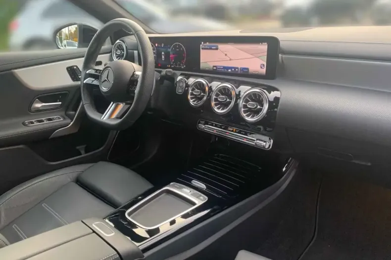 Mercedes-Benz A 220 (Clasa A) din 2023 cu 14.085 km - oferta MER192435 - foto 10