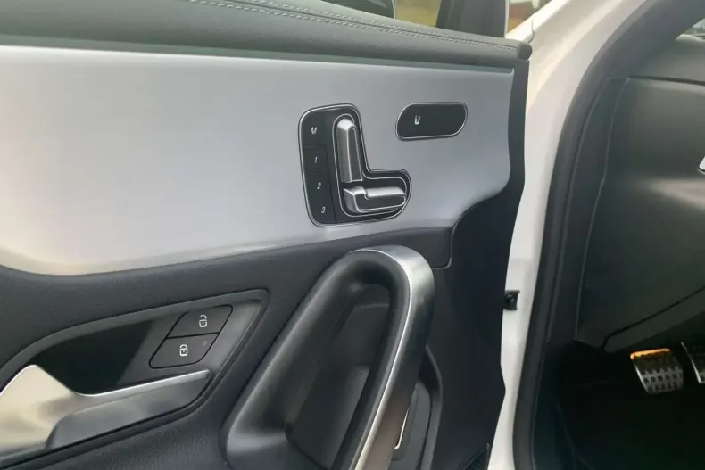 Mercedes-Benz A 220 (Clasa A) din 2023 cu 14.085 km - oferta MER192435 - foto 12