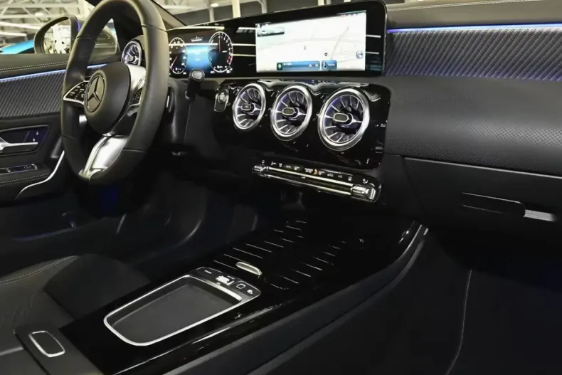 Mercedes-Benz CLA 250 (Clasa CLA) din 2025 cu 2.898 km - oferta MER192571 - foto 4