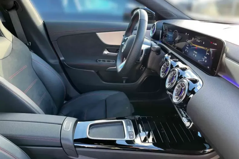 Mercedes-Benz CLA 250 (Clasa CLA) din 2024 cu 5.379 km - oferta MER192572 - foto 9