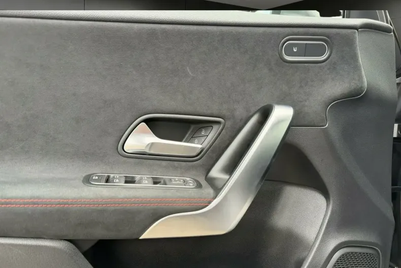 Mercedes-Benz A 180 (Clasa A) din 2024 cu 27.451 km - oferta MER192618 - foto 9