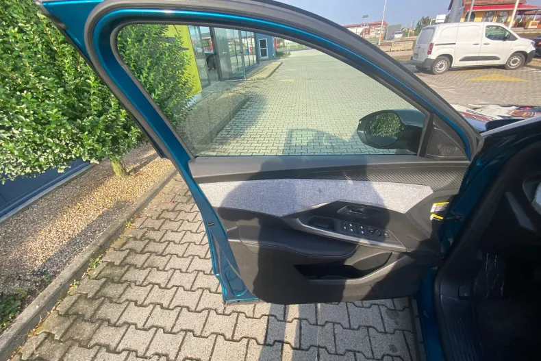 Peugeot 3008 din 2025 cu 2.100 km - oferta PEU192906 - foto 13