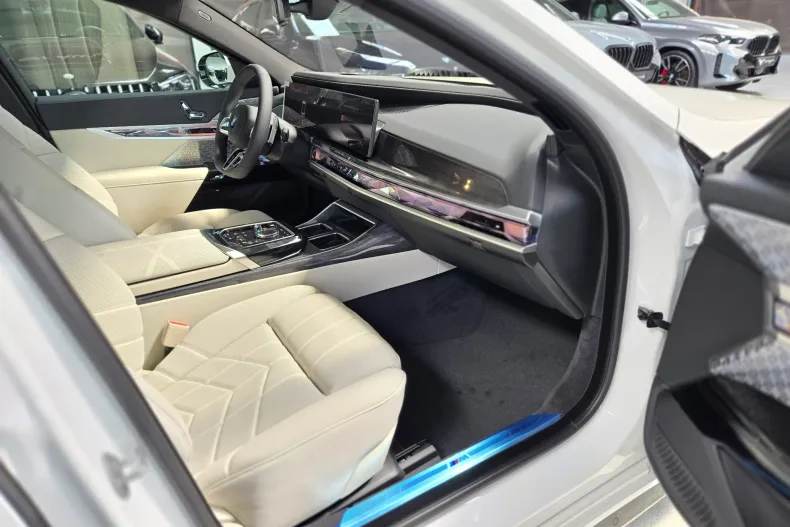 BMW 750e (Seria 7) din 2025 cu 15 km - oferta BMW192995 - foto 4