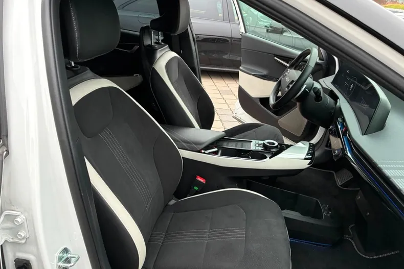 Kia EV6 din 2023 cu 43.120 km - oferta KIA193253 - foto 11