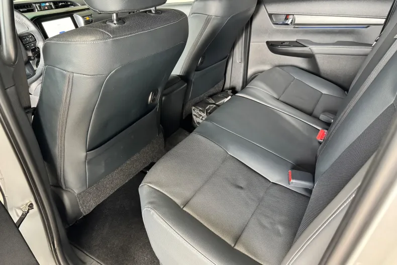 Toyota Hilux din 2025 cu 3.700 km - oferta TOY193342 - foto 19