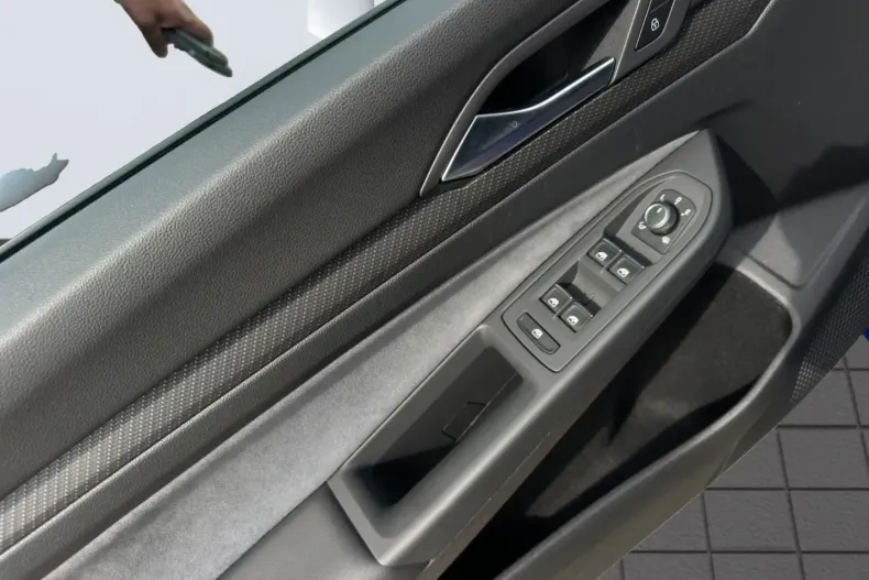 Volkswagen Golf din 2024 cu 16.975 km - oferta VOL193364 - foto 12