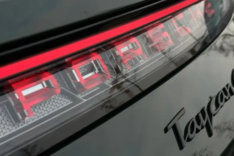 Porsche Taycan din 2025 cu 9.900 km - oferta POR193422 - foto 29