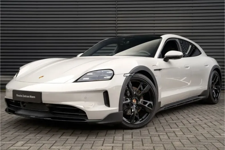 Porsche Taycan din 2025 cu 18.999 km - oferta POR193424 - foto 1