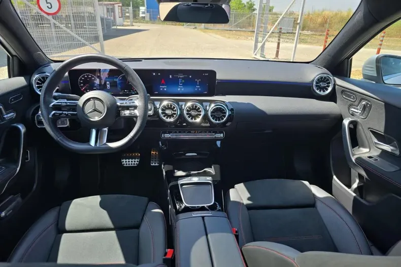 Mercedes-Benz A 250 (Clasa A) din 2024 cu 25.495 km - oferta MER193721 - foto 11