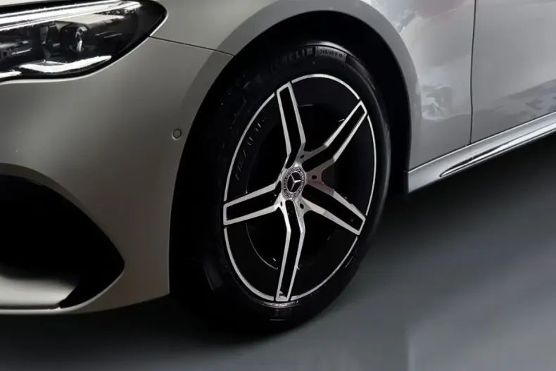 Mercedes-Benz E 300 (Clasa E) din 2023 cu 4.900 km - oferta MER194054 - foto 4