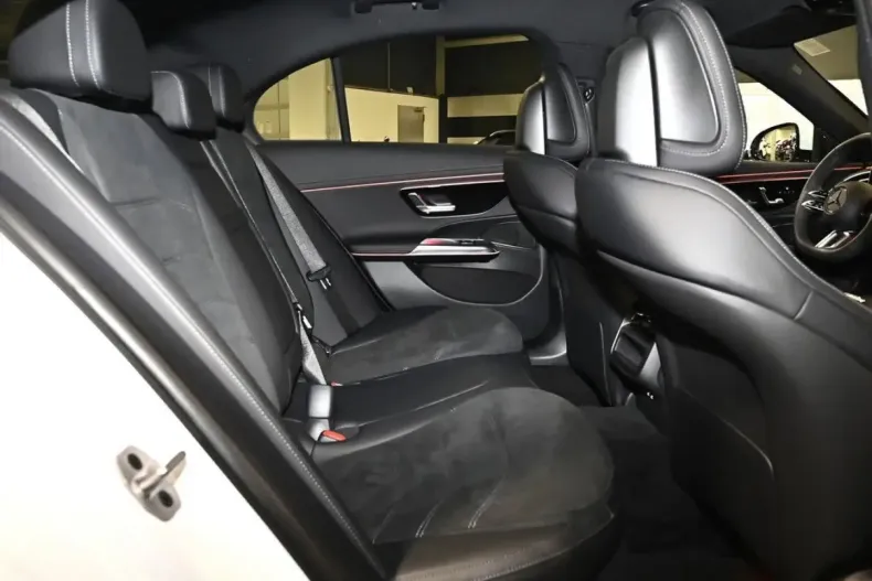 Mercedes-Benz E 300 (Clasa E) din 2025 cu 9.989 km - oferta MER194056 - foto 5