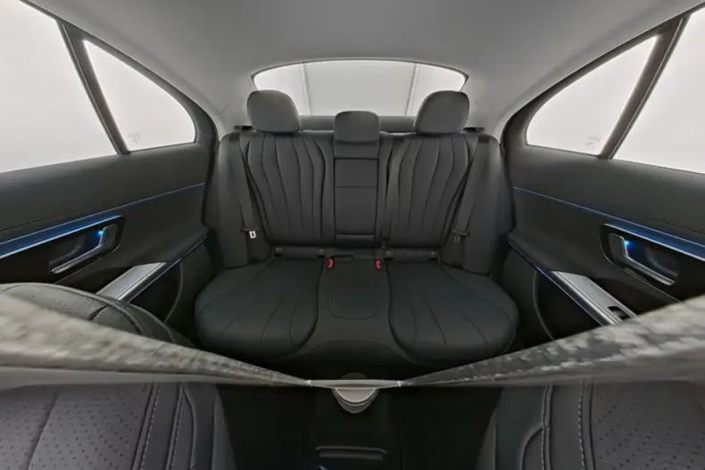 Mercedes-Benz E 300 (Clasa E) din 2024 cu 26.986 km - oferta MER194476 - foto 9