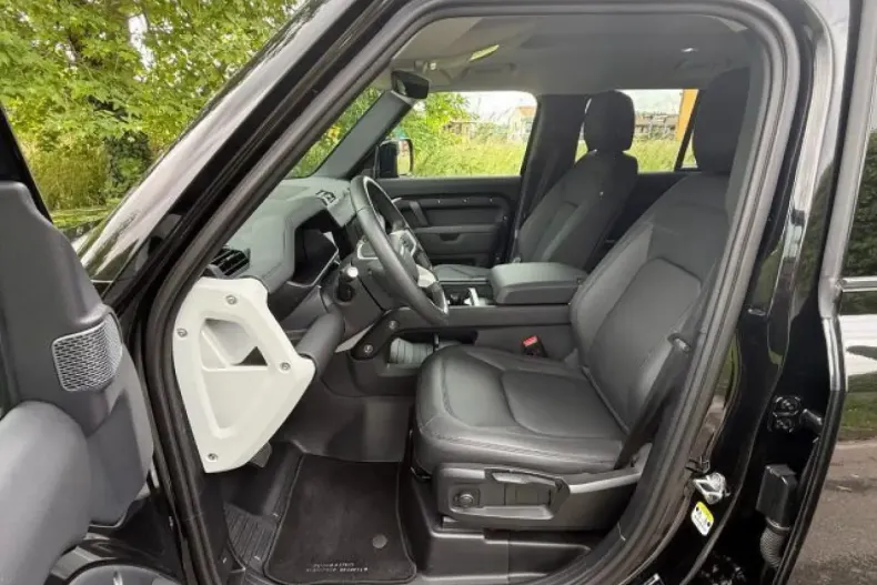 Land Rover Defender din 2023 cu 37.133 km - oferta LAN194549 - foto 5