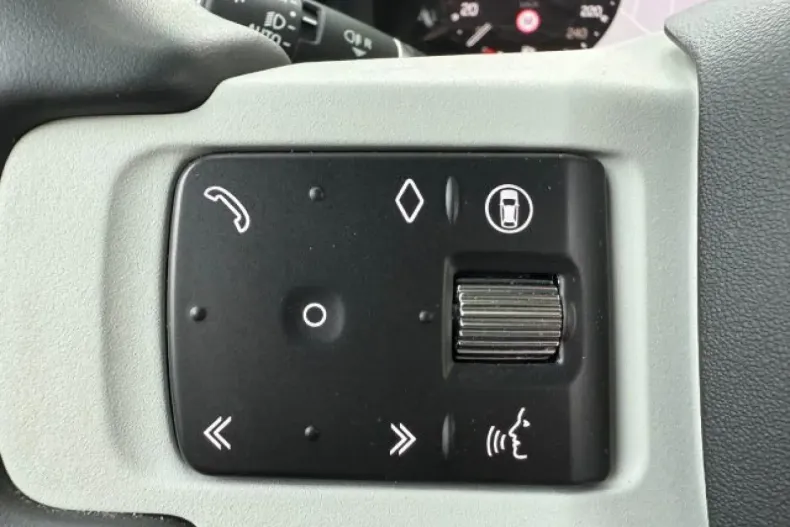 Land Rover Defender din 2023 cu 37.133 km - oferta LAN194549 - foto 11