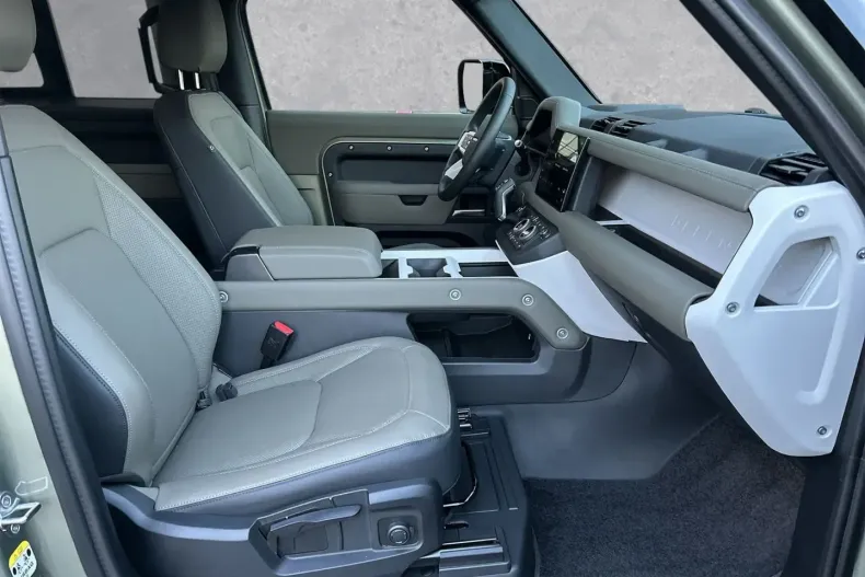 Land Rover Defender din 2025 cu 3.516 km - oferta LAN194561 - foto 3