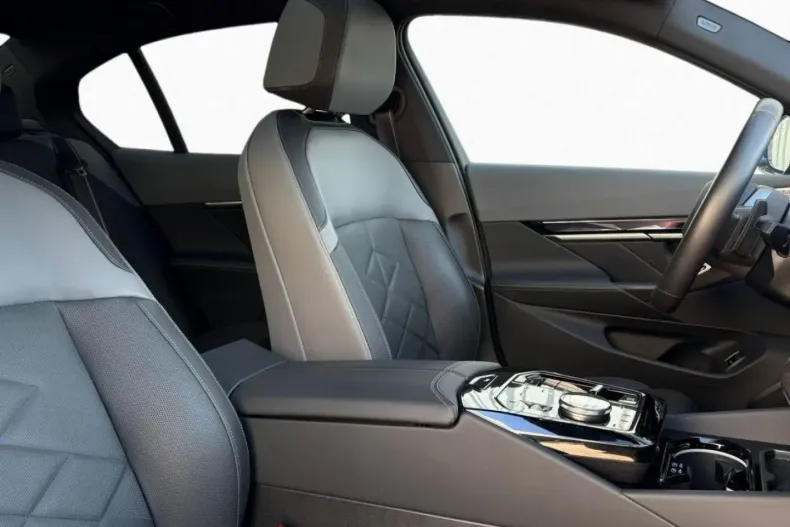 BMW 550 (Seria 5) din 2025 cu 16.964 km - oferta BMW194603 - foto 4